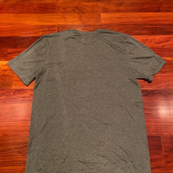 Nike Swoosh Logo Tee Shirt Large NEW NWT - Picture 2 of 2